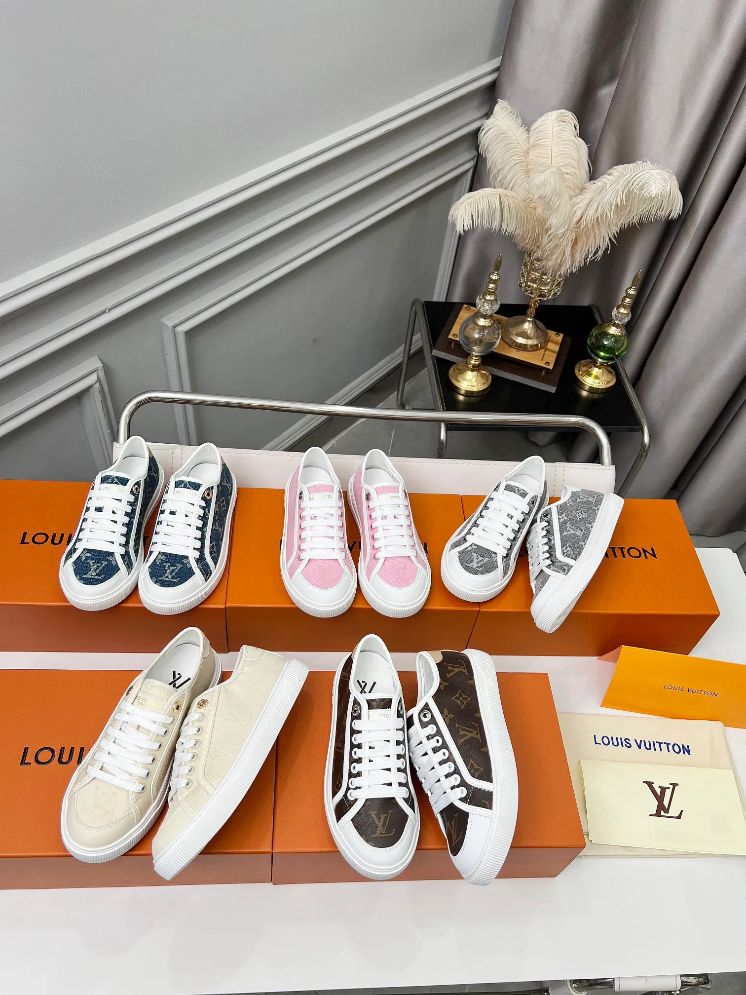 👟👟Ex-factory price 440👟👟 New arrival🆕 The hottest early spring model is coming. LV Lagoon sneakers are made of Monogram denim, injecting a retro flavor into the classic design. Leather trimmings pop out with the Louis Vuitton logo, while stenciled eyelets, trim and laces add to the refined details, and a rubber outsole embellished with Monogram flowers completes the look. Code number: 35~41, multiple colors available! Oil edges + TPU outsole + drawer box packaging